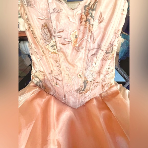 Gorgeous formal dress in excellent conditions - Picture 3 of 12